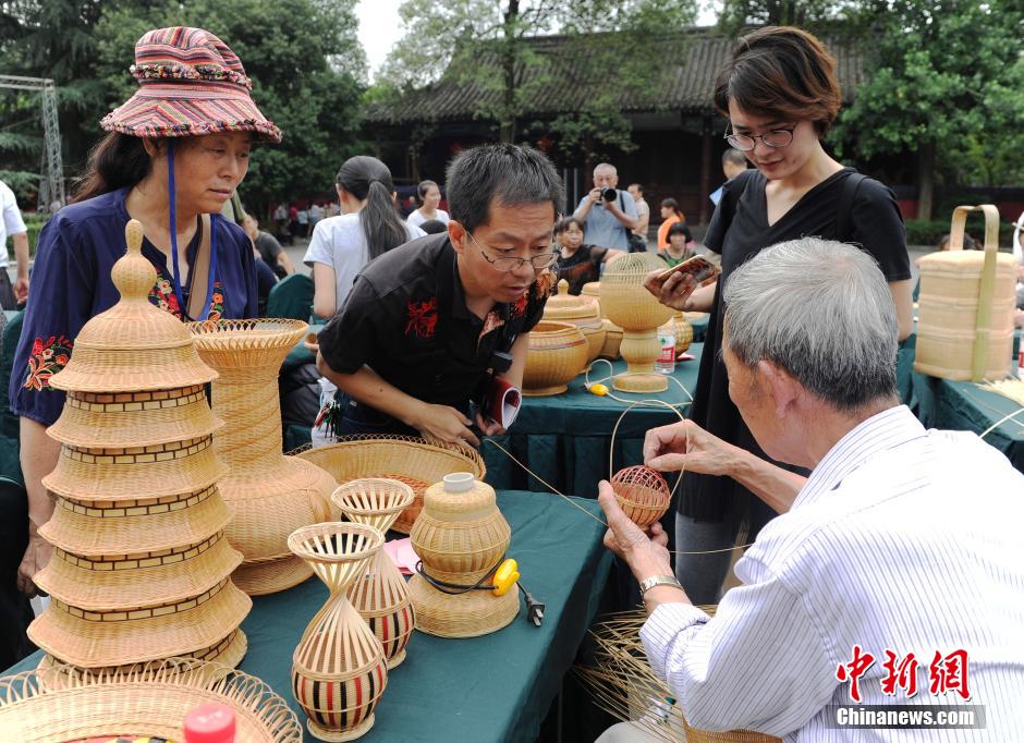 三国剪纸,道明竹编,瓷胎竹编,聚源竹雕,新繁棕编共40名传承人开展技艺