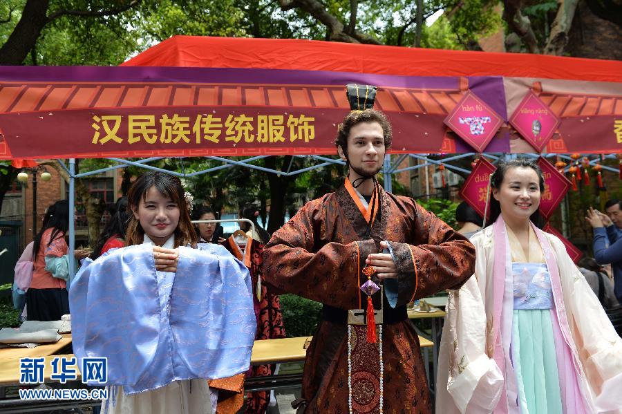 留学生参加端午活动 感受中国传统文化