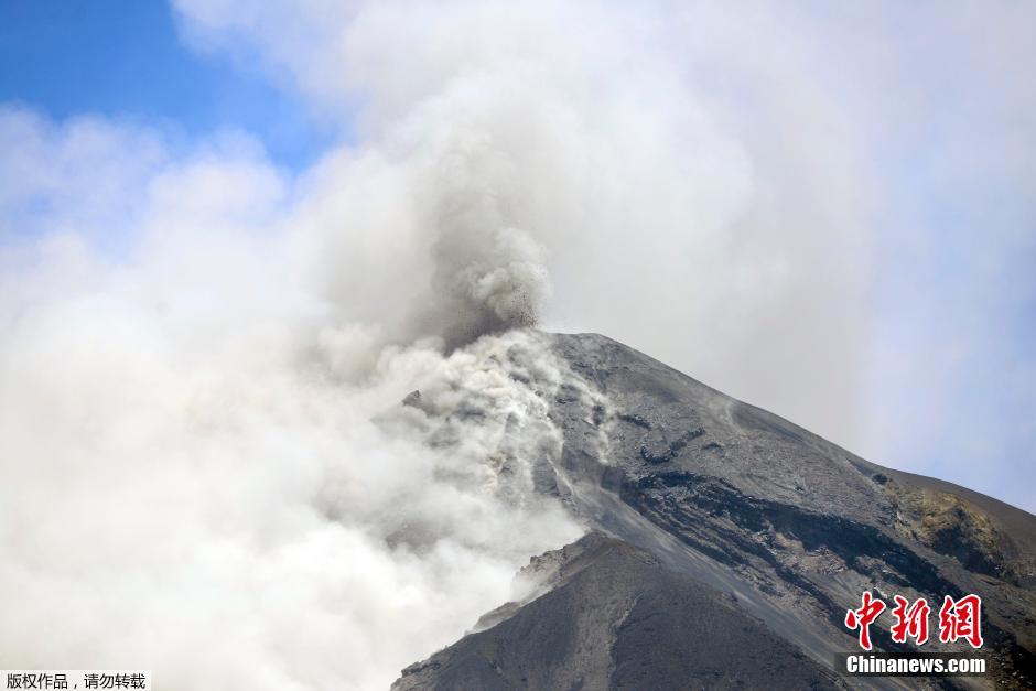 危地马拉富埃戈火山喷发 浓烟蔽日引发橙色警