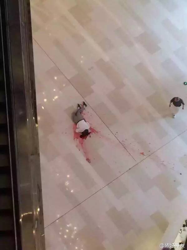 上海淮海中路环贸商场一人高坠身亡 系生重病