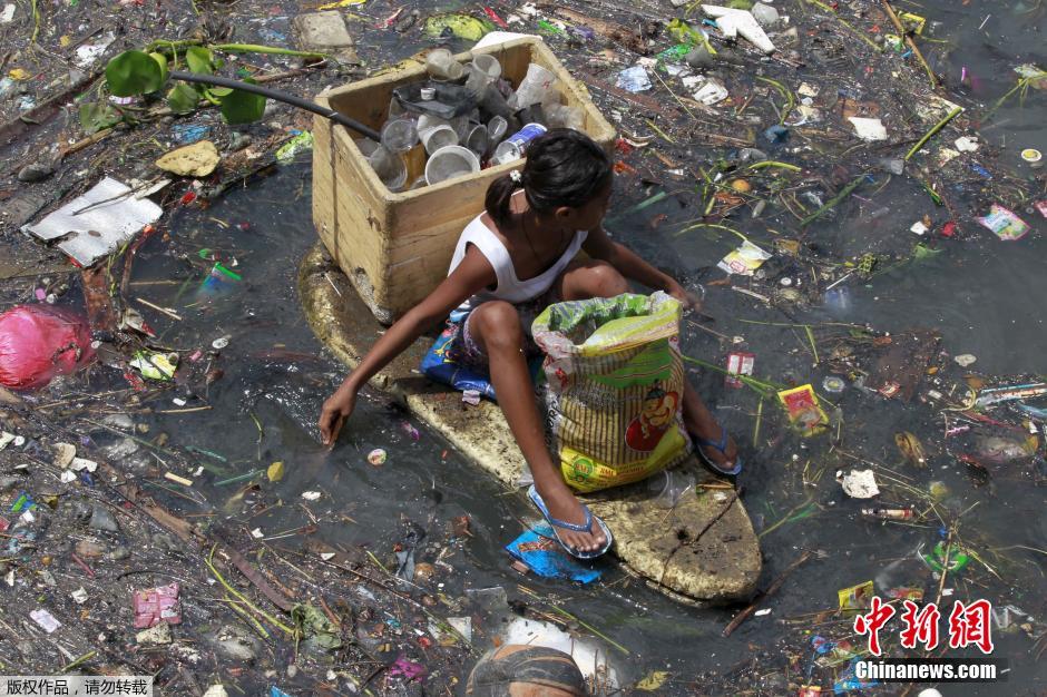  马尼拉 河流 污染严重  儿童垃圾 河 中边玩耍边捡