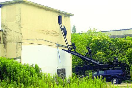 上海武警反恐演练 弓弩拐角枪亮相无声狙杀