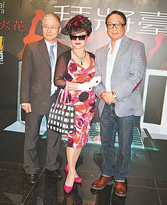 61岁冯<em>宝宝</em>穿低胸裙秀事业线 自称:肉蛋造型