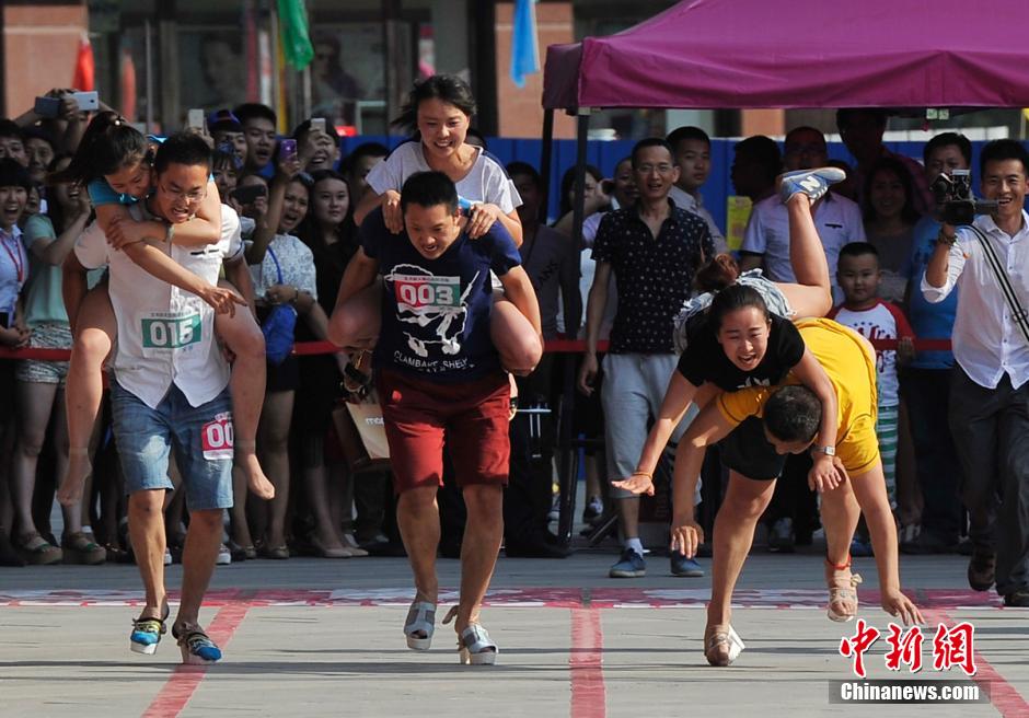 山西<em>高跟</em>鞋赛跑 <em>美女</em>猛男踩恨天高狂奔_新华