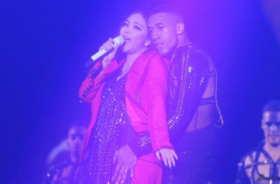 <em>张惠妹演唱会</em>热舞腰粗脸圆 网友直呼内心崩溃