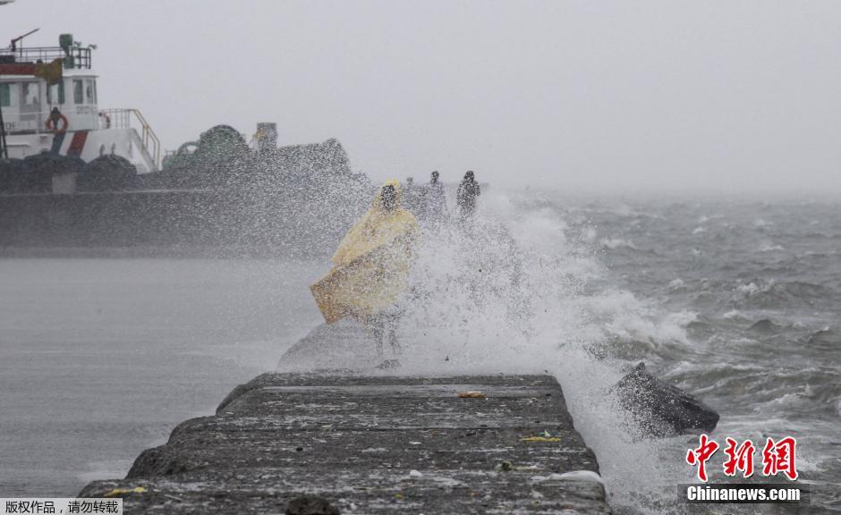 台风莲花袭击菲律宾 马尼拉湾成重灾区
