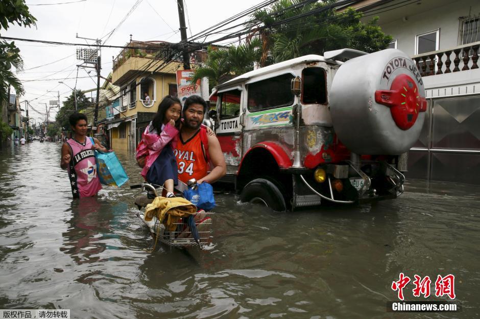 台风莲花袭击菲律宾 马尼拉湾成重灾区