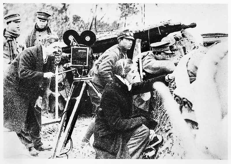 一二八淞沪抗战期间美国摄影师在前线采访
