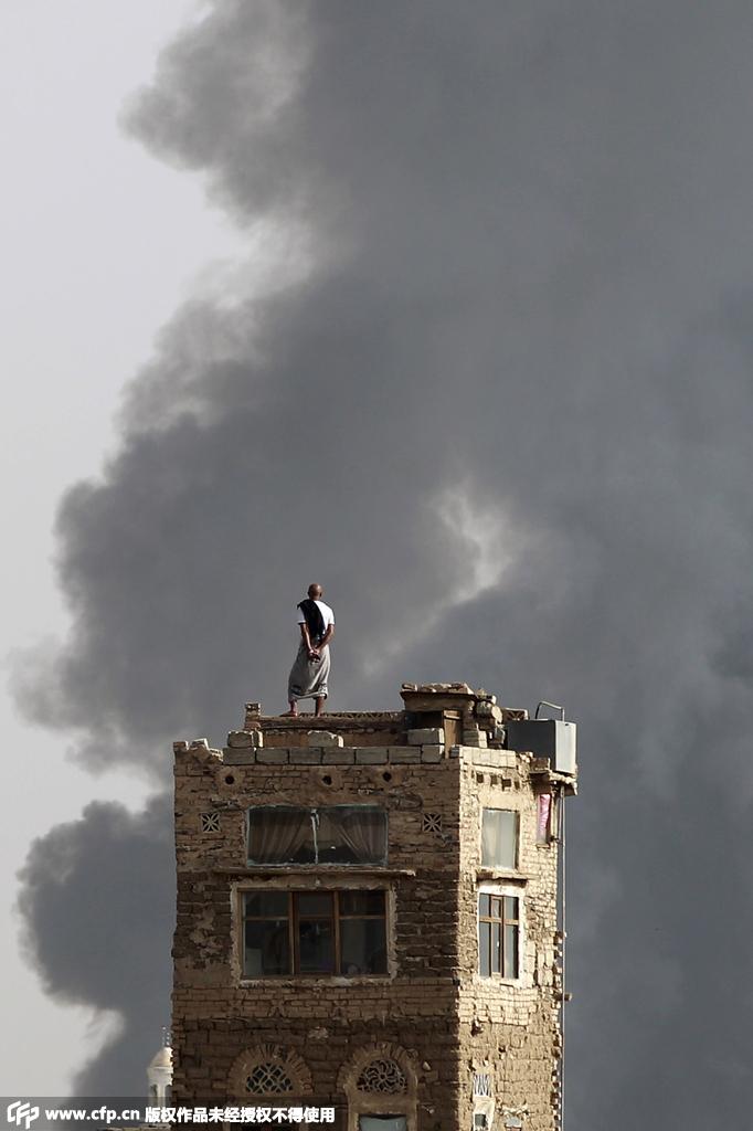 沙特联军轰炸也门胡塞武装控制军事机场