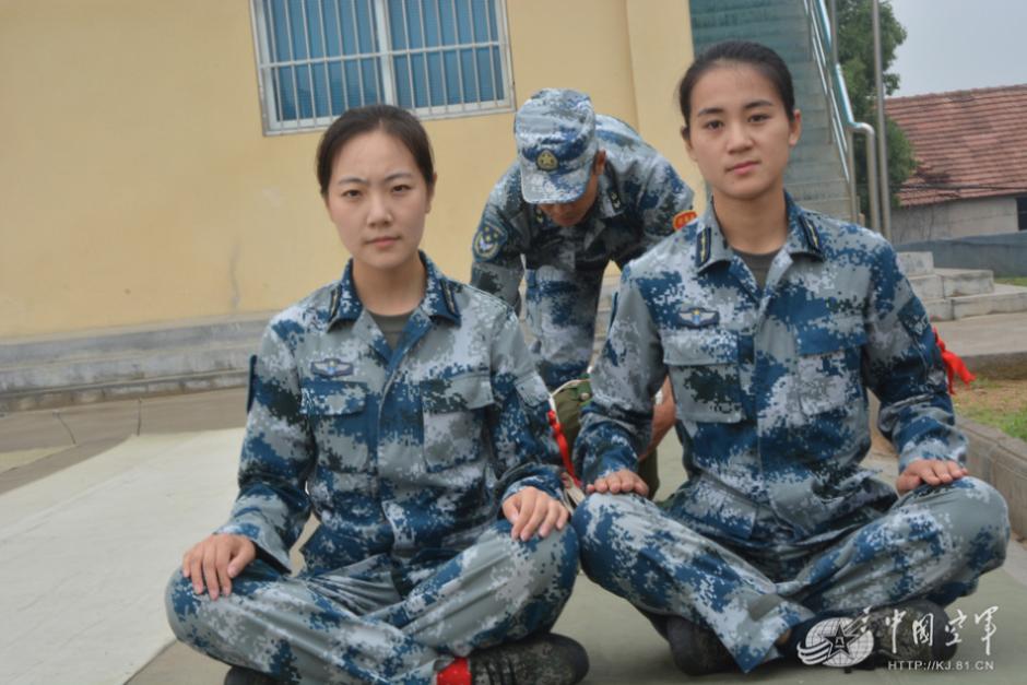 英姿飒爽!中国空降兵女兵训练不让须眉