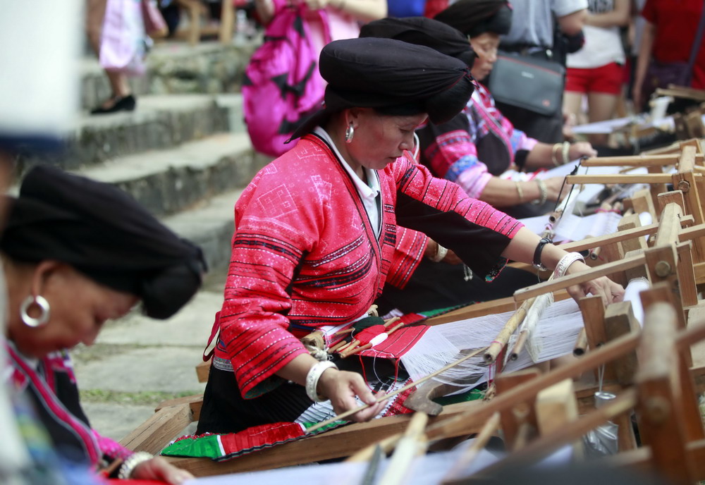 7月21日,在广西桂林市龙胜各族自治县龙脊镇金坑瑶寨,瑶族同胞展示