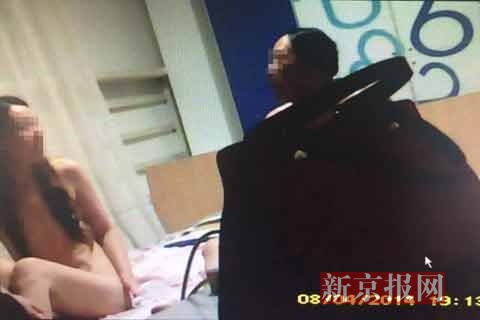 青岛一国土局干部<em>不雅视频</em>曝光 纪委已介入调