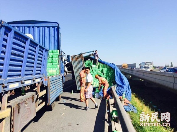 沪嘉金高速内圈一货车侧翻 后方拥堵3公里