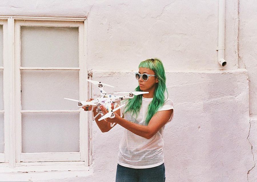 美女孩用无人机代替自拍杆玩炫酷自拍