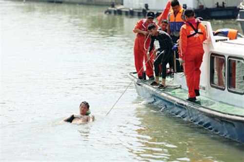 上海浦东水域演练野泳溺水救援 传授救援知识