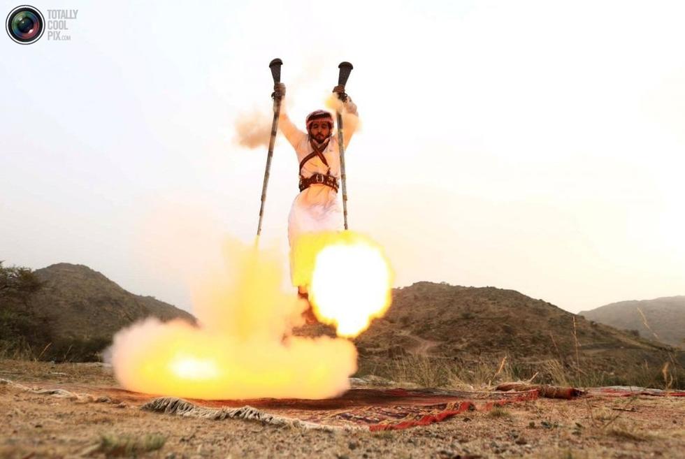 彪悍的沙特传统舞蹈:边跳边对自己开枪_新华网