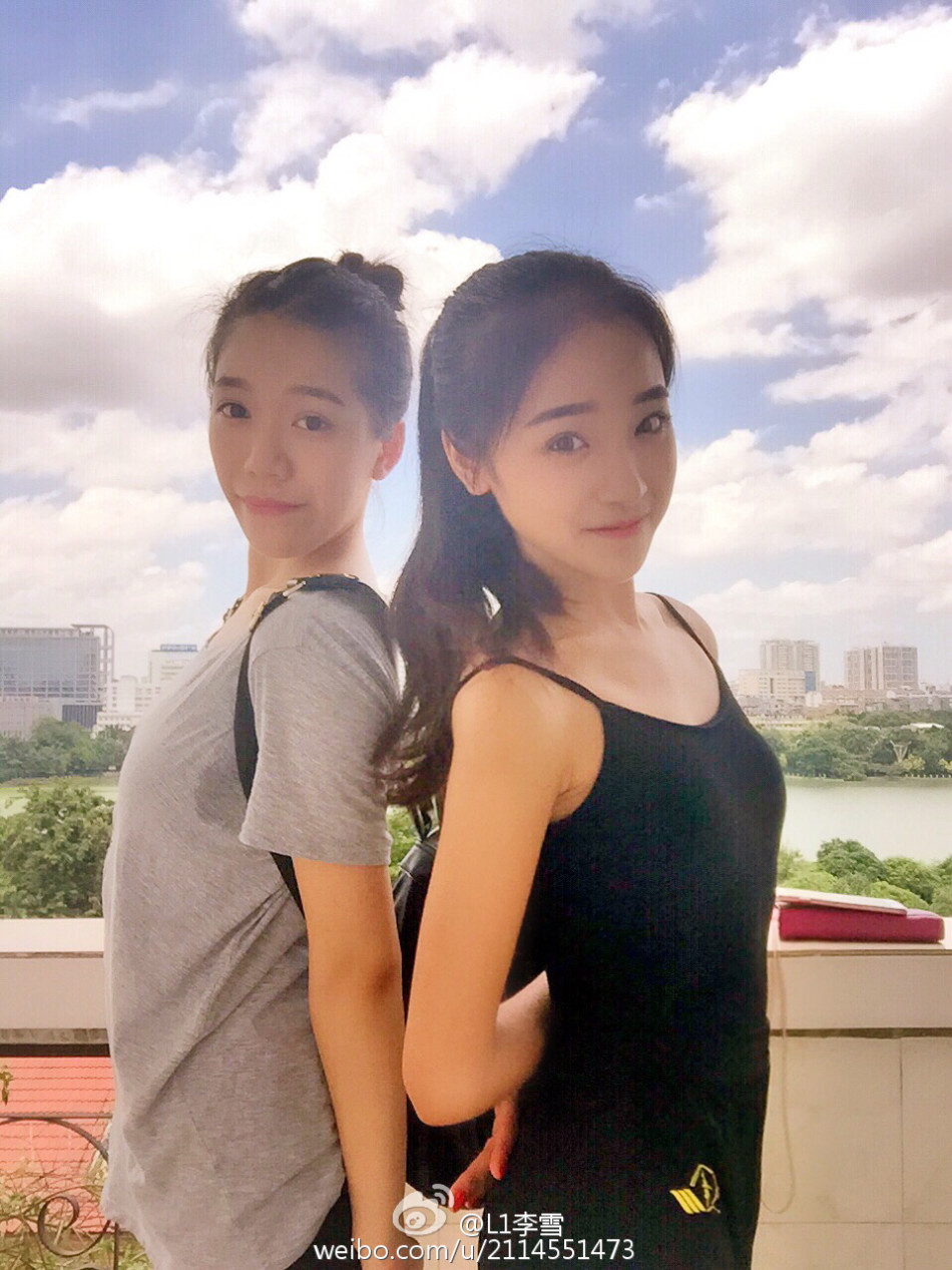 一字马校花晒练舞照 萌女一枚