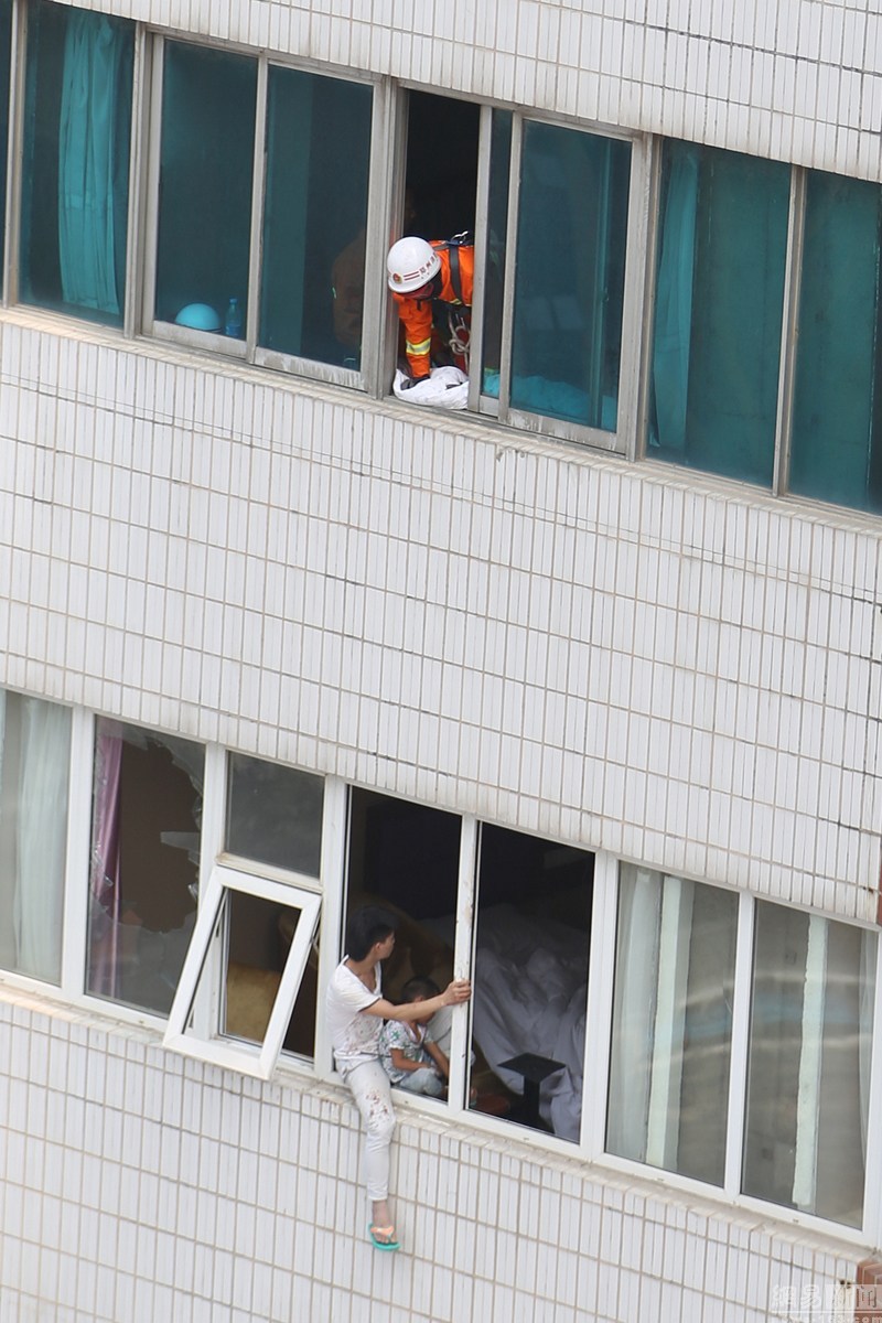 郑州男子腰上绑孩子跳楼 疑因孩子非亲生