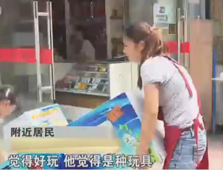 小店门前游戏机藏猫腻 投币押注可换取香烟