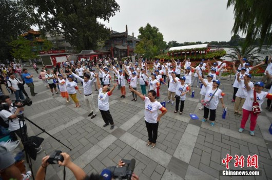 北京大妈后海跳广场舞宣传"全国拒绝酒驾日"