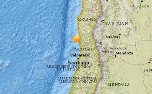 智利附近海域发生强震 民众跑向街头避难