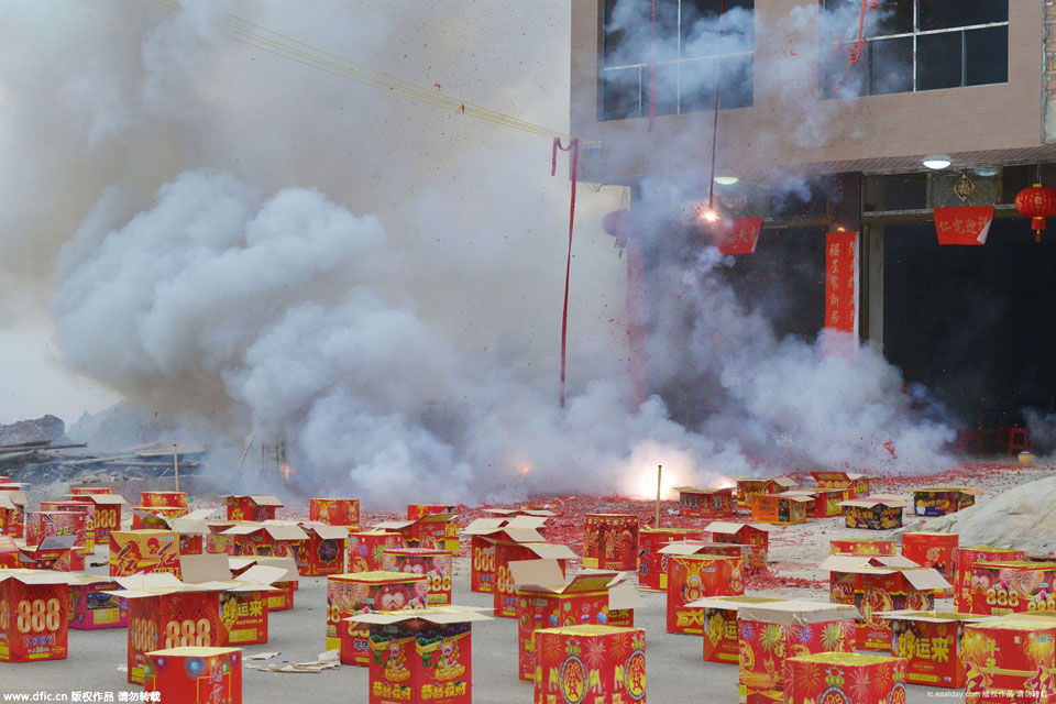 湖南土豪新房落成燃放两百个烟花 撒万元红包
