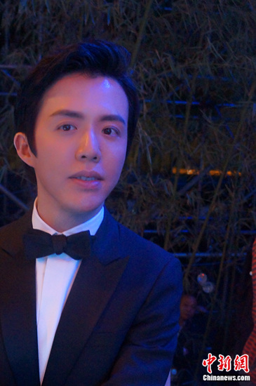 李云迪央视 中秋晚会 献艺 与TFBOYS聊天吃月