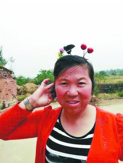女子头顶卖萌草拍照 吸引到真蝴蝶栖息