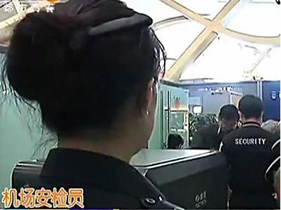 昆明吃货大妈头上插刀过安检 网友:吓死宝宝了