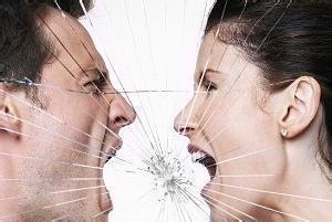  女子将男友毁容  受审:当庭互指对方是主谋-新华