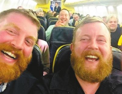 两男子坐飞机撞脸 下飞机后竟又再次相遇