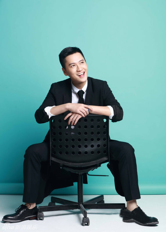 郭晓然杂志大片 嬉皮演绎摩登绅士-新华网