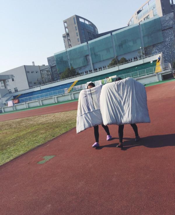 宁波 女生裹被走红网络  像大粽子走动引同学围