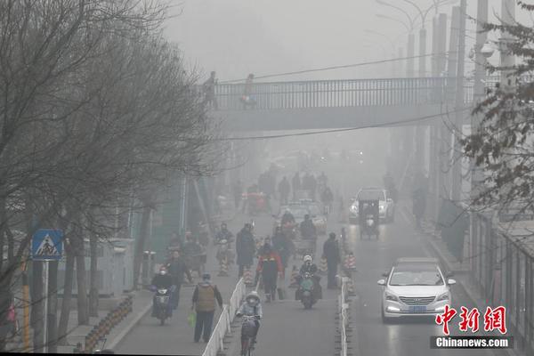 圣诞节北京雾霾笼罩 能见度低