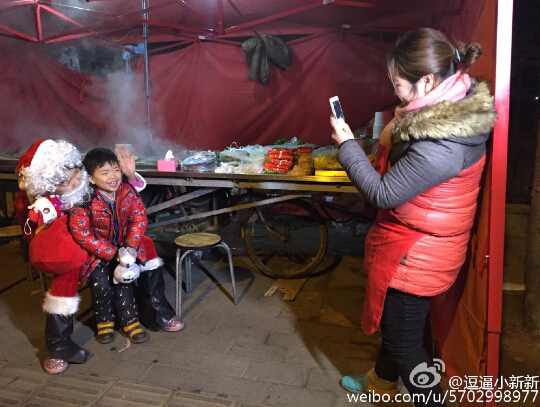 90后 少女变身圣诞老人  为卖鞋垫的106岁老人