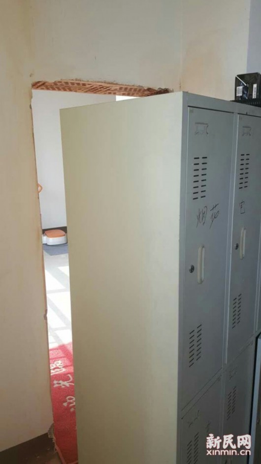 嘉定一棋牌室百箱烟花藏密室 警方依法收缴 新