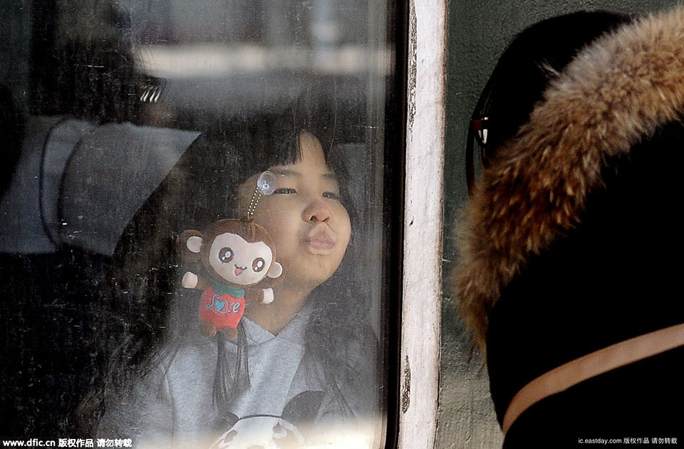 春运车站母亲送别女儿 离别前双双落泪