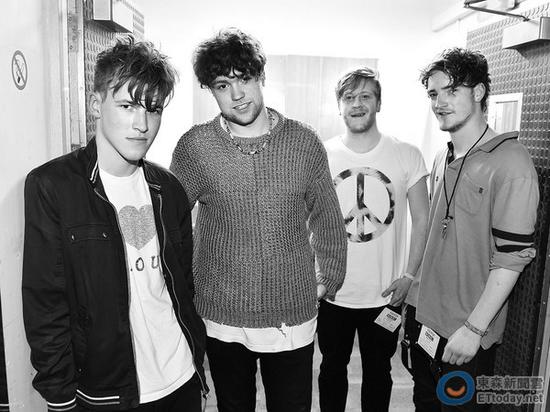  英乐团 保姆车失控坠河 车体扭曲 全员丧生 -新华