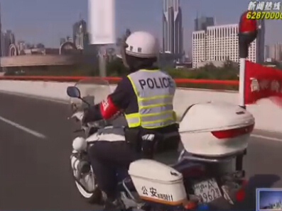 男子高架上风驰电掣摩托车 获罚款及扣分处理