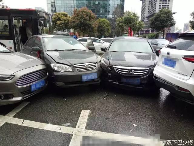 上海内环高架突发两车相撞事故，现场惨状令人痛心