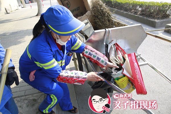 上海顾戴路小轿车撞飞夫妻环卫工 一死一伤