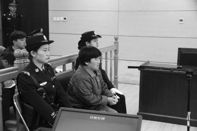 河南大妈被挤倒打热线扬言炸北京地铁 获刑8个