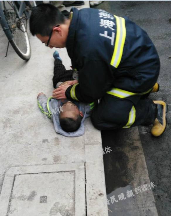 上海一5岁男孩殒身火场 街道停车消防车进不去