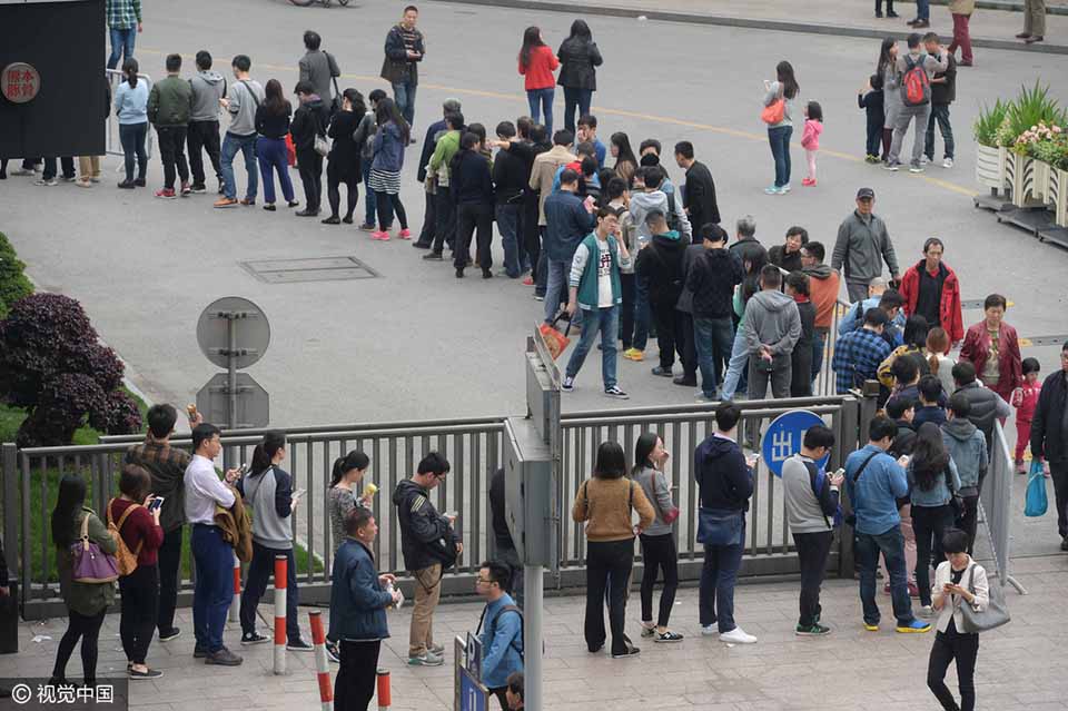 上海外地临牌限行实施 市民排长队购买机动车