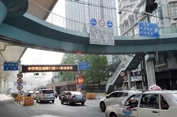 高架限行新规首日 延东隧道出口半小时查10余