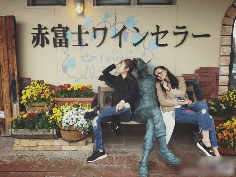 闺蜜情深! 舒淇林心如 日本度假 笑靥如花_新华