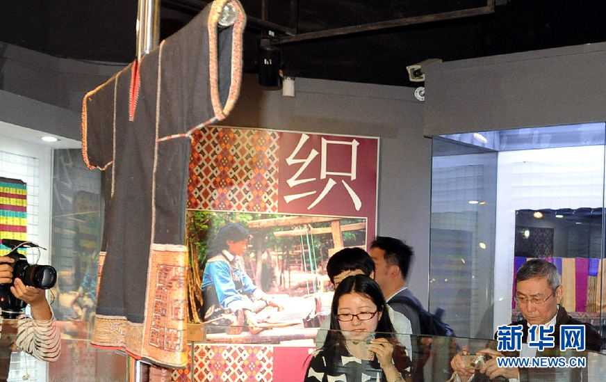 绚彩中华--中国少数民族织染绣文化展在沪开