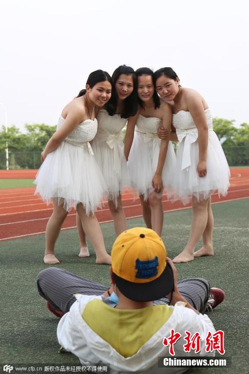 【图刊】被玩坏的毕业照