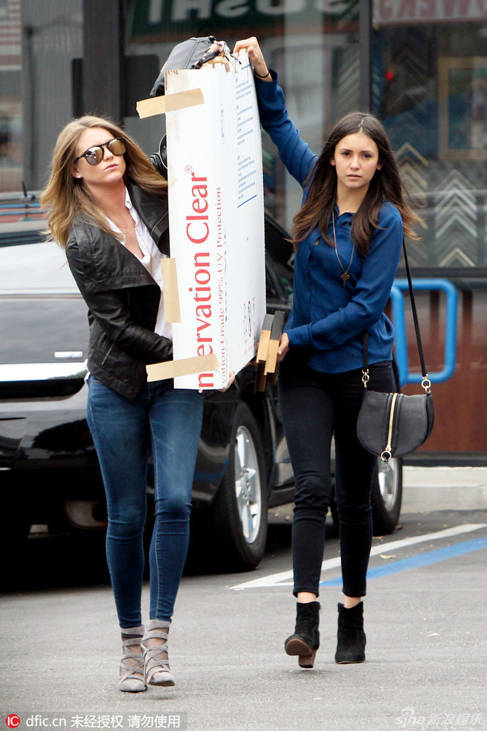 吸血鬼妮娜素颜清秀可人 搬重物变女汉子