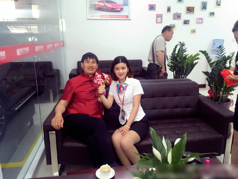 大衣哥朱之文现身活动 与人合影坐姿惬意